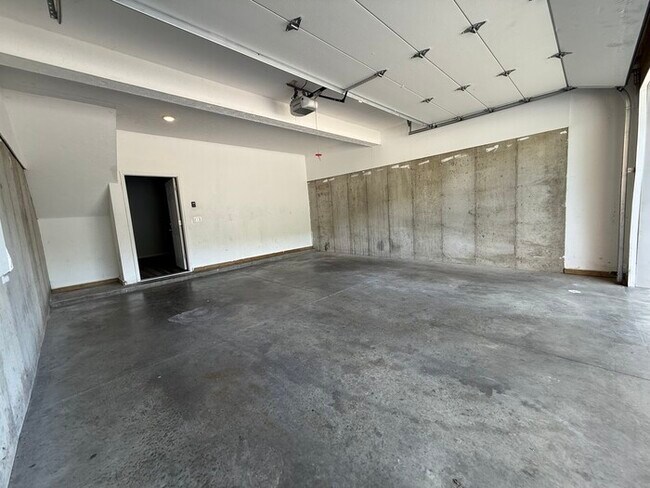 Building Photo - Townhome