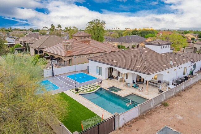 Building Photo - Beautiful 6-bedroom basement home