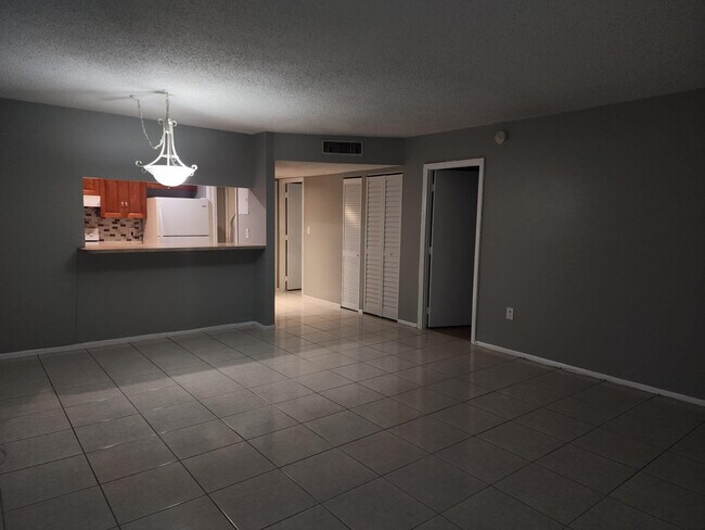 Building Photo - 4174 Inverrary Dr