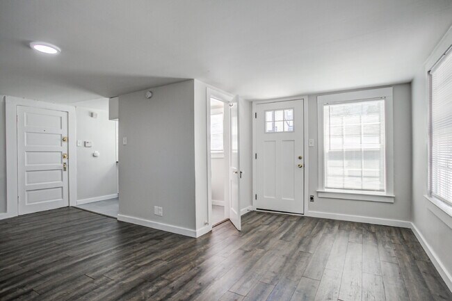Building Photo - A Stunning, Updated Home in the heart of Dallas