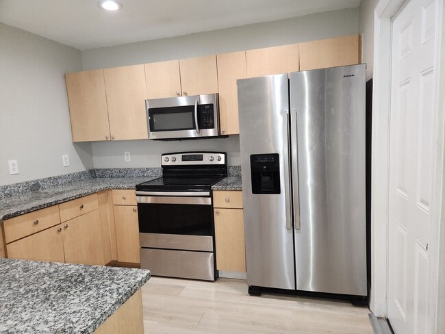 Building Photo - 827 NE 23rd Terrace