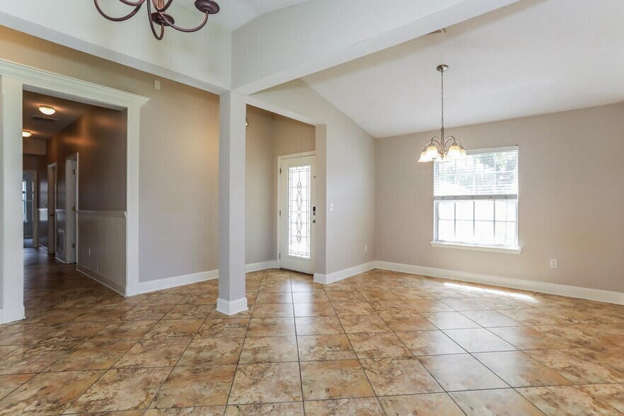 Building Photo - 2732 Woodsdale Dr