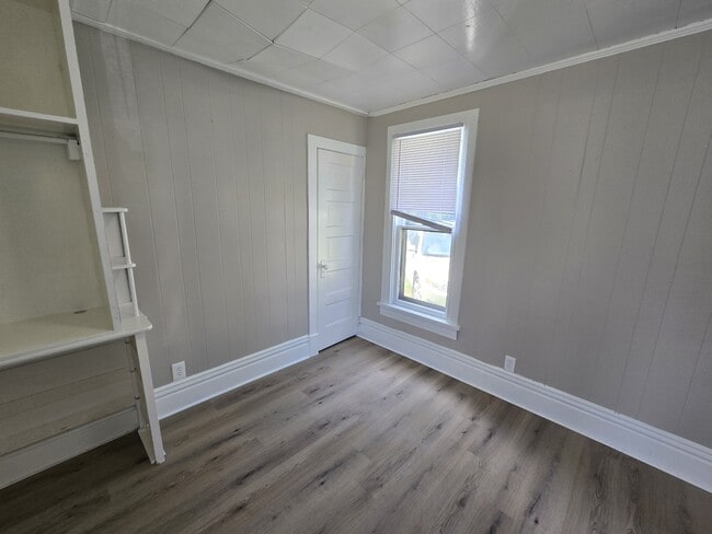 Building Photo - 740 W 11th St