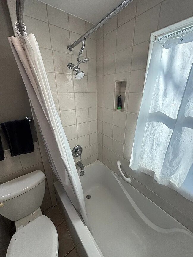 Building Photo - Massive Parking + Finished Basement Near UNMC & Downtown – $2,000/mo