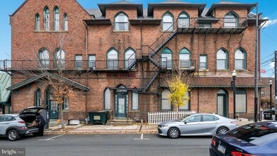 Building Photo - 2 E State St