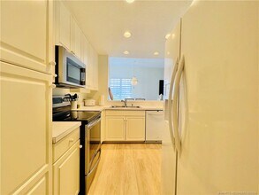 Building Photo - 411 NE Plantation Rd