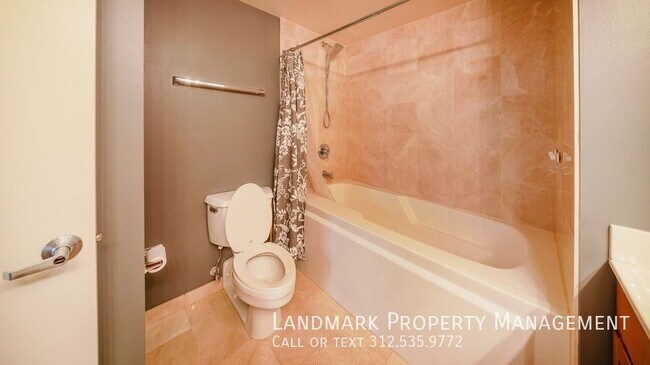 Building Photo - 758 N Larrabee St