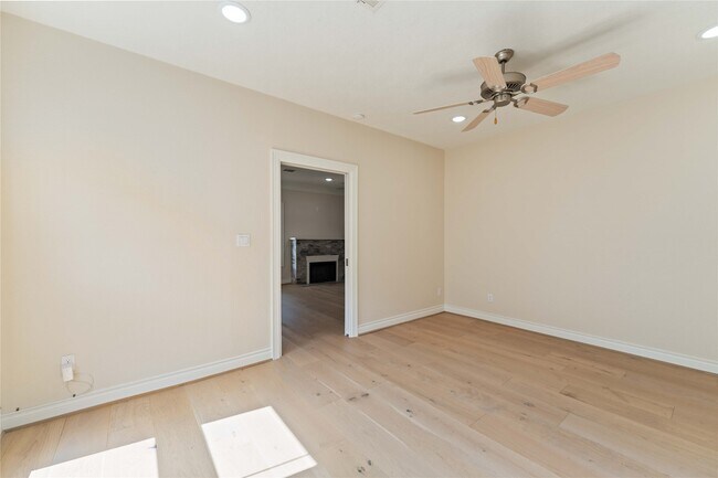 Building Photo - 2631 Persa St