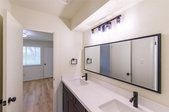 Building Photo - 462 Capehill Dr