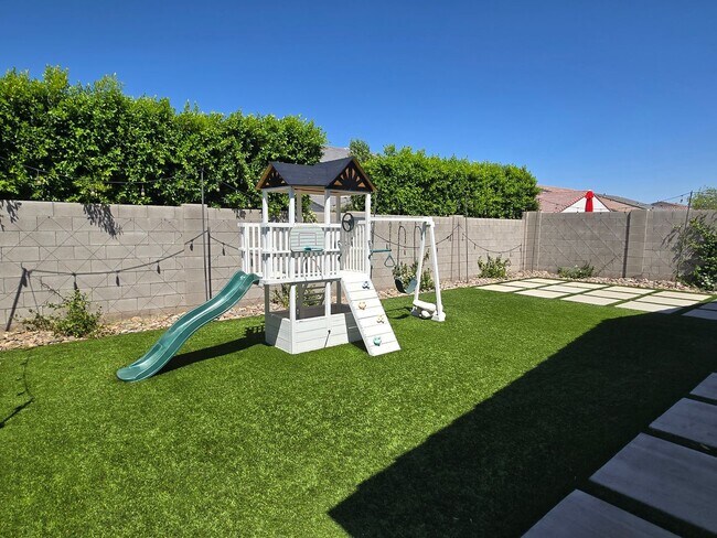 Building Photo - 4-bedroom + Den, 3-bath home in The Preserve at San Tan