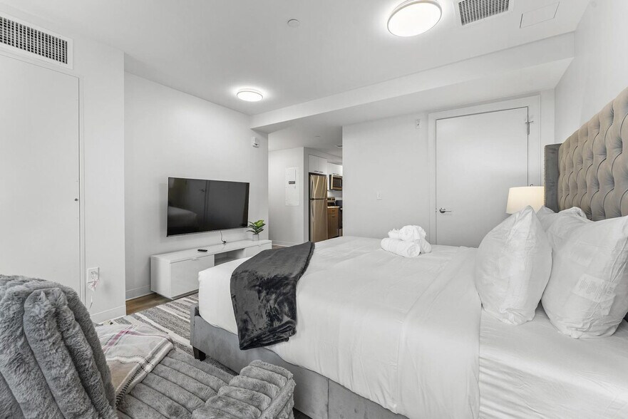 Building Photo - 284 Western Ave