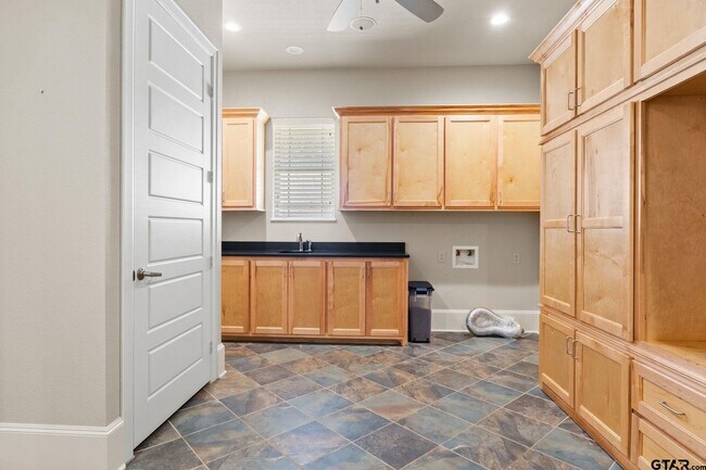 Building Photo - 440 Bunker Dr