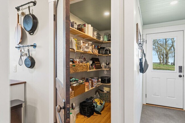 Building Photo - Furnished Country Home For Rent