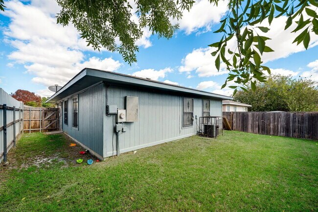 Building Photo - 10340 Blackjack Oaks Dr