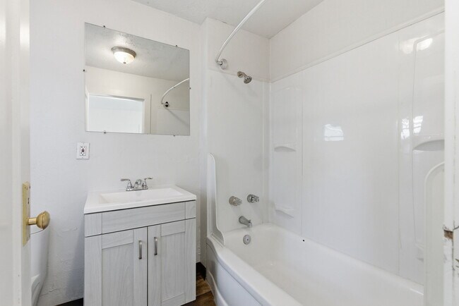 Building Photo - 5020 SE 92nd Ave