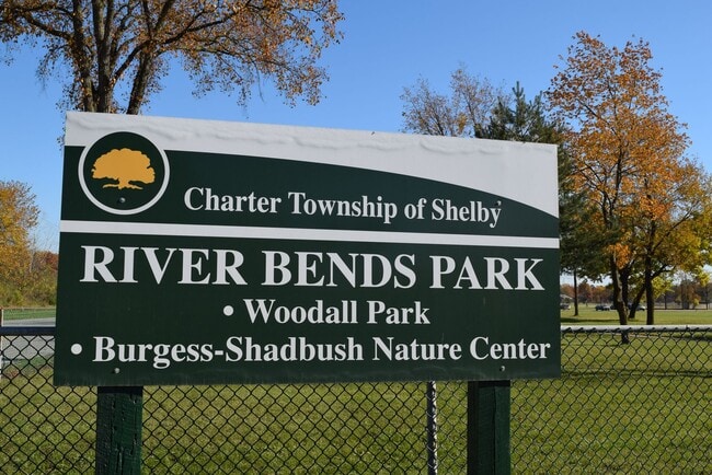 Building Photo - Shelby Twp 2-bedroom, 2-bath condo-style, private patio, 1st floor unit