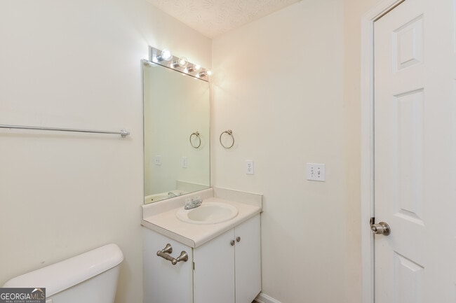 Building Photo - 3552 6 Oaks Ct