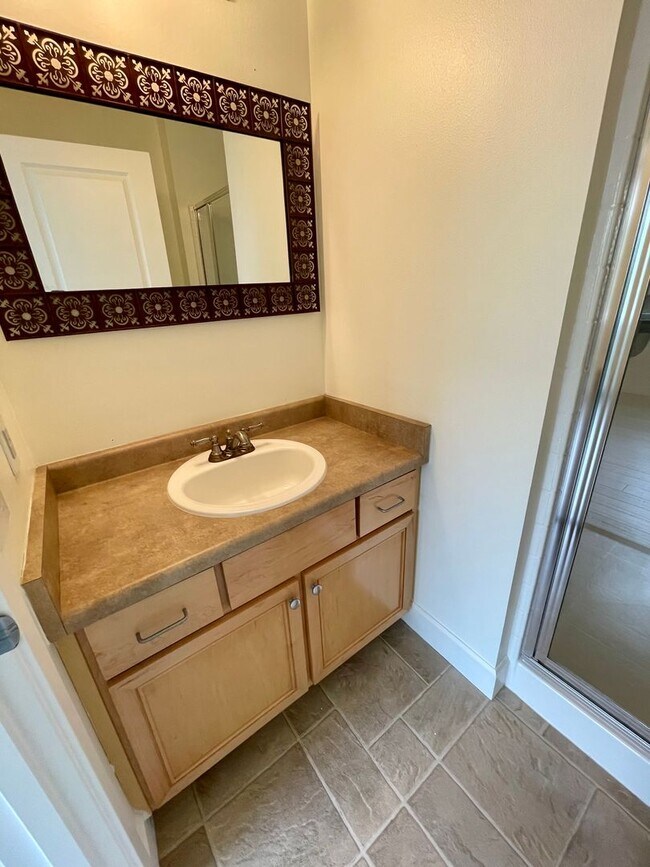 Building Photo - Issaquah Townhouse at Peregrine Point...