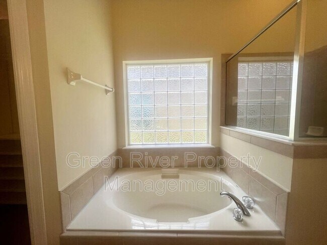 Building Photo - 2074 Heritage Oaks Ct