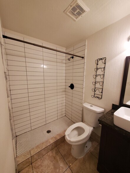 Building Photo - 1005 W 5th St