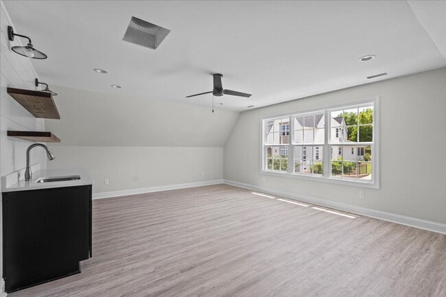 Building Photo - 4 bedroom 3.5 bath with the Bonus room and...