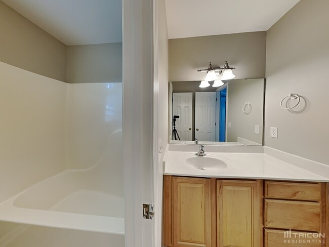 Building Photo - 121 Stoneheath Dr