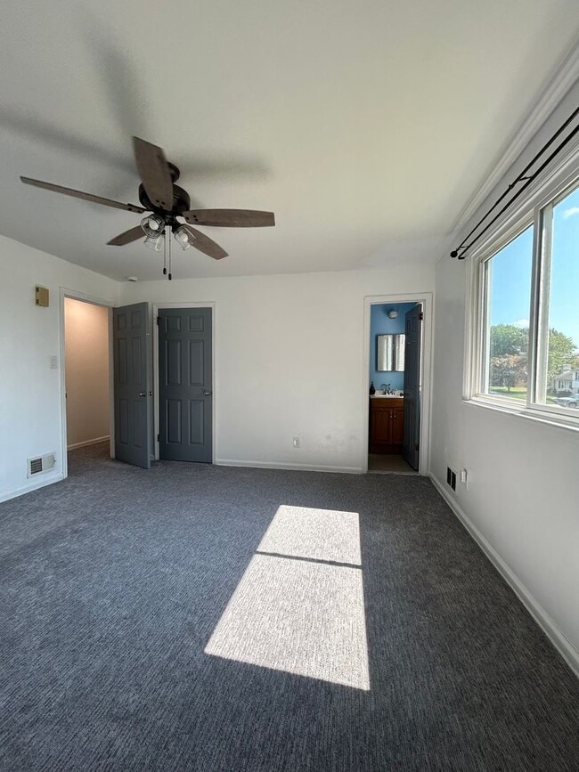 Building Photo - 118 Country Club Dr