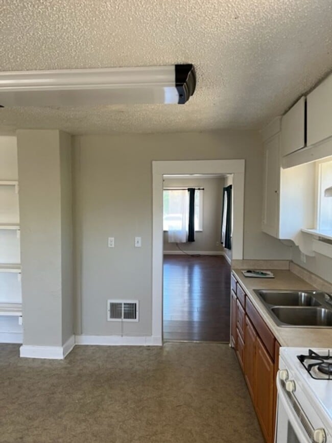 Building Photo - CHARMING OLDER 2 BEDROOM HOME W/ BUILT INS