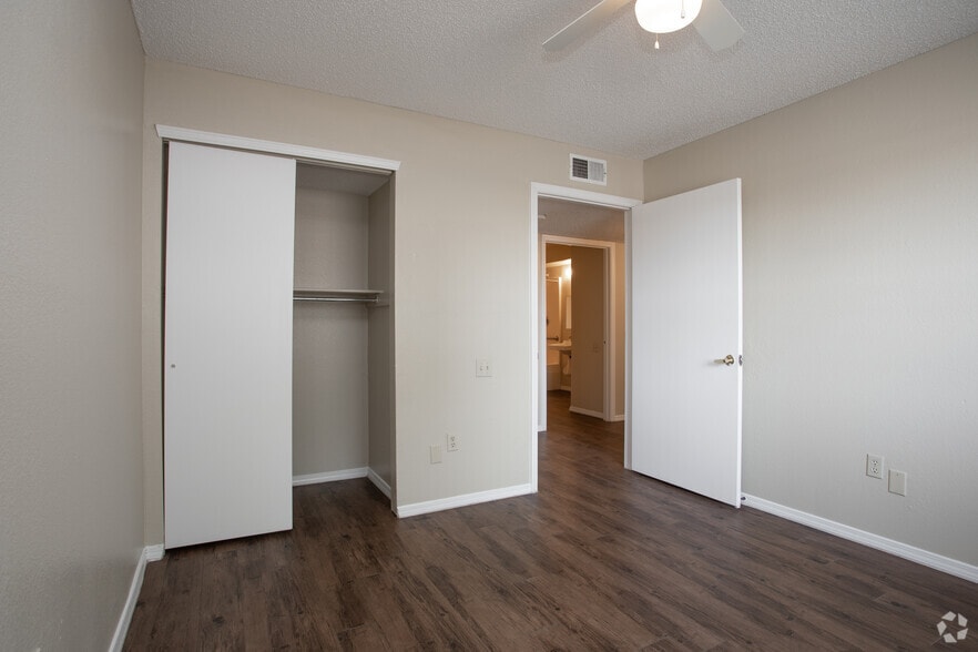 2BR, 1BA - 810SF - Western Yarbrough Apartments
