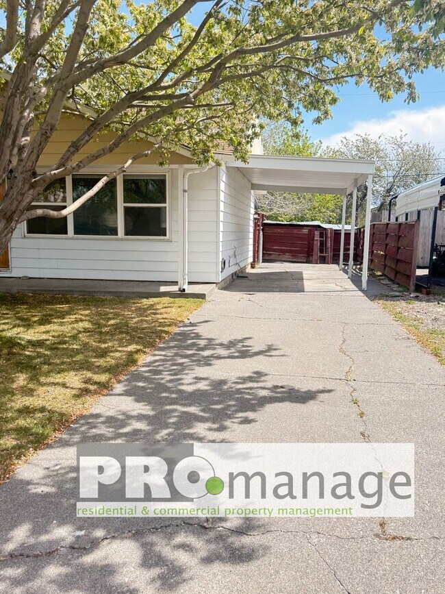 Building Photo - Single family home with yard
