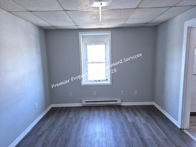 Building Photo - 542 Midland Ave