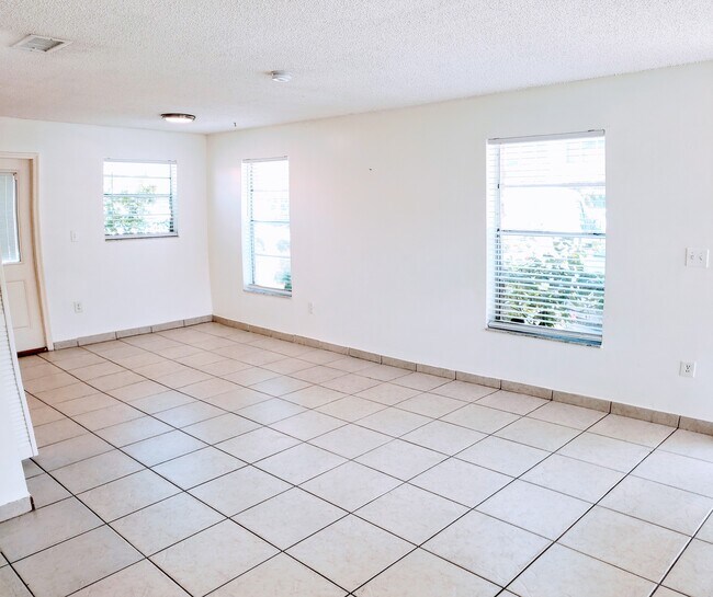 Building Photo - 325 SE 2nd St