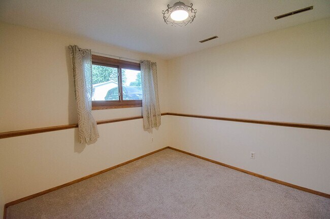 Building Photo - Spacious 2 Bed, 1.5 Bath with Oversized Garage!