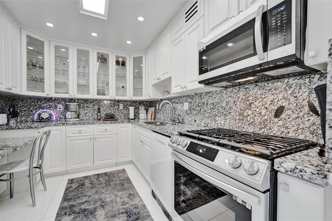 Building Photo - 2030 S Ocean Dr