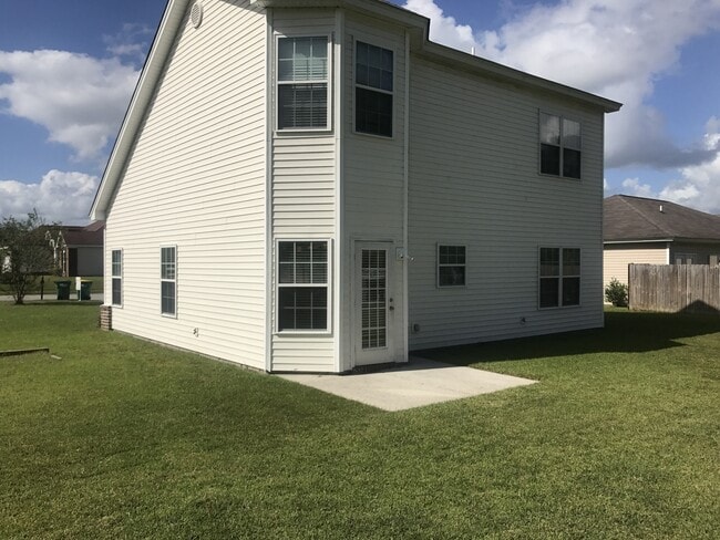 Building Photo - 145 Red Oak Dr