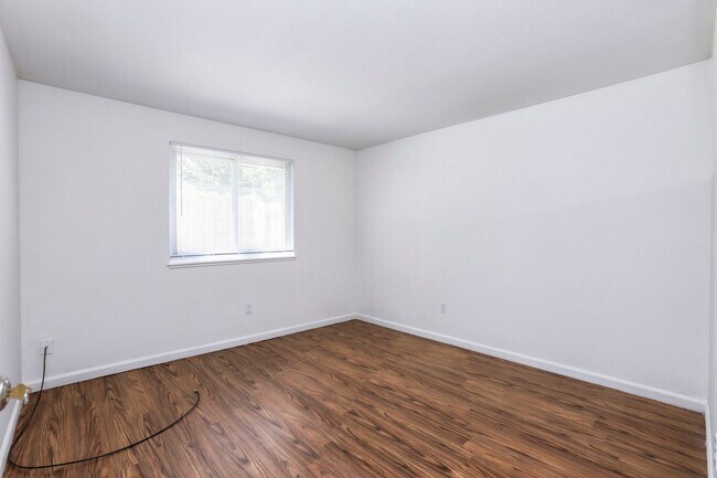 Building Photo - 4 Bed / 2 Bath Daly City Home With Stunnin...