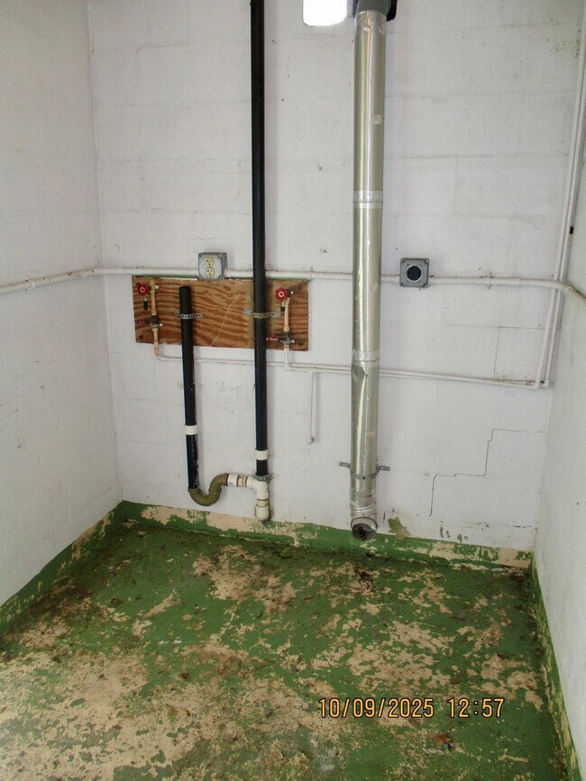 Building Photo - Charming 2-bedroom, 1-bathroom home locate...