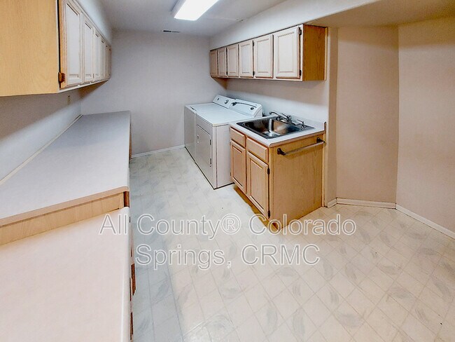 Building Photo - 6568 Foxdale Cir