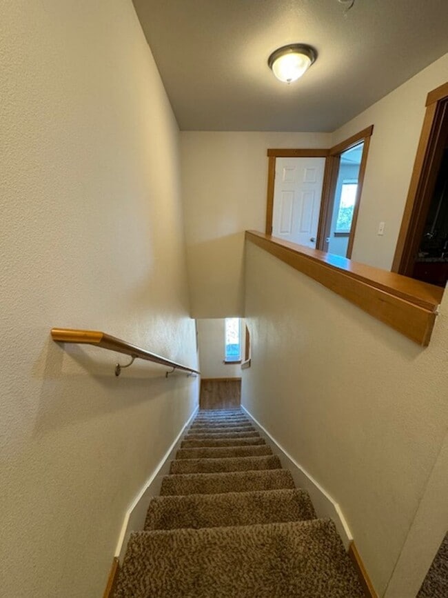 Building Photo - 2 Bedroom Townhouse with a fenced backyard!