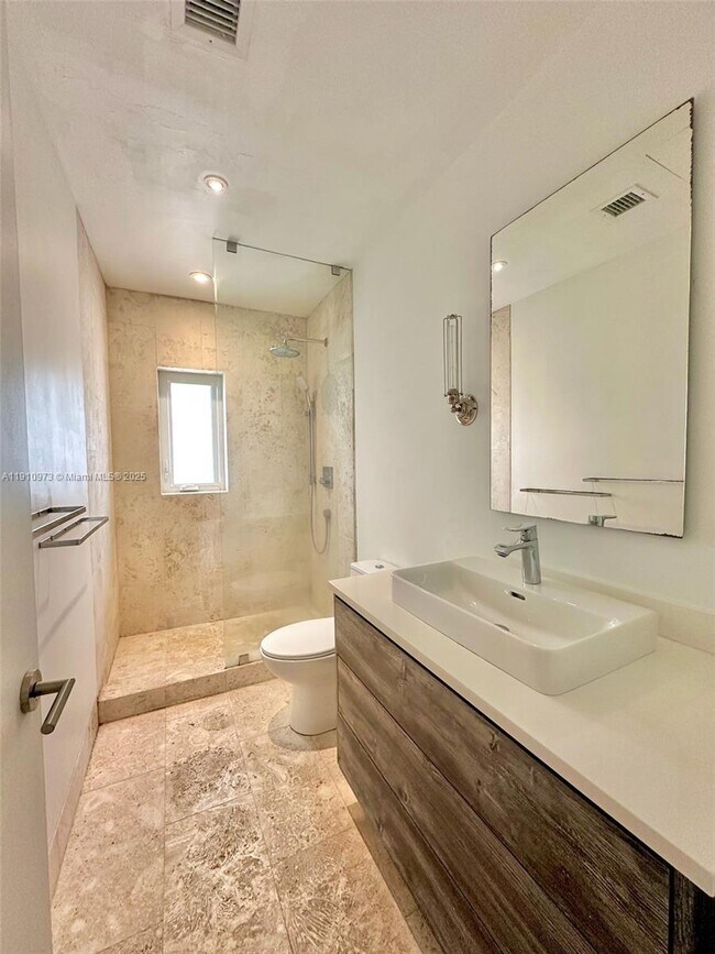 Building Photo - 630 Cardinal St