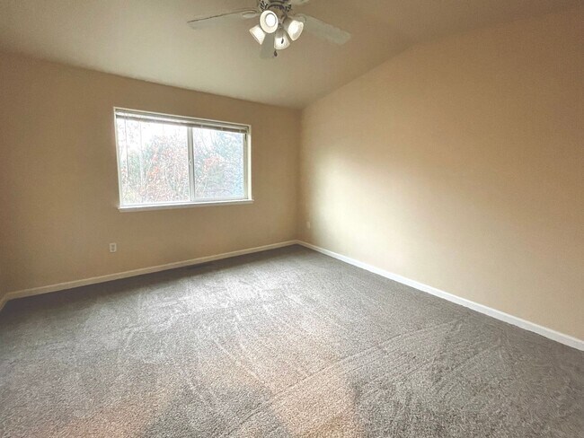 Building Photo - BEAUTIFUL TOWNHOME LOCATED IN REDMOND!