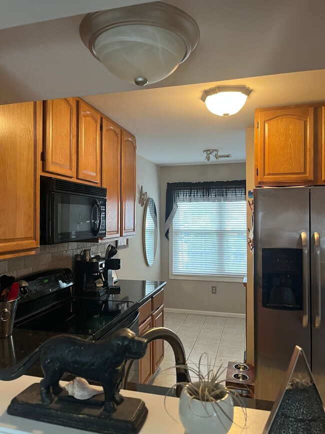 Building Photo - Stunning 3 Bedroom Townhome !