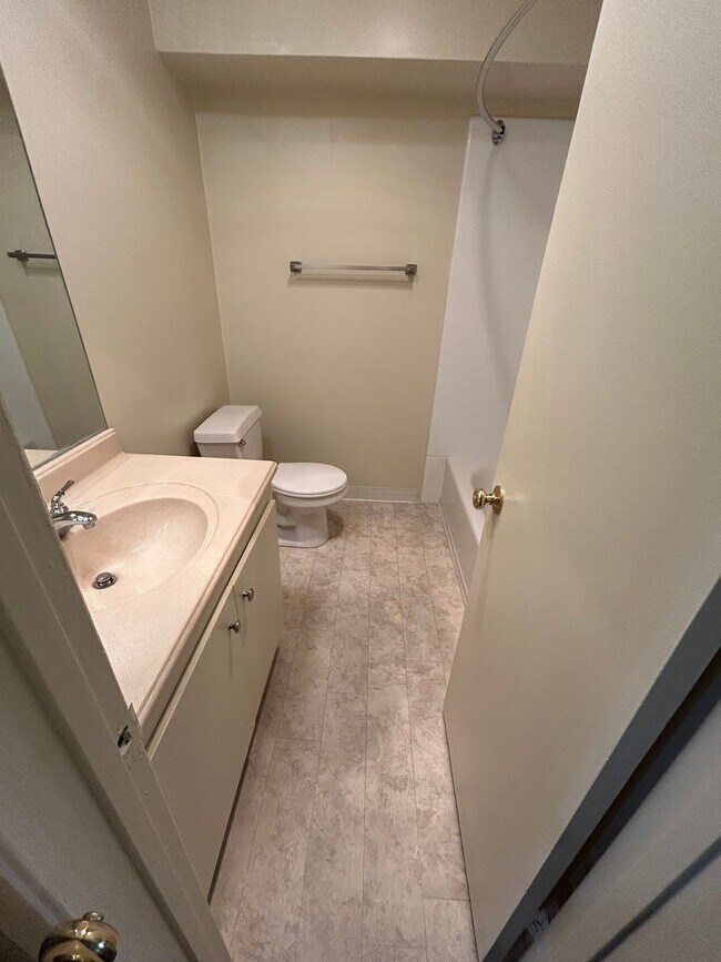 Building Photo - Beautiful 1 Bedroom