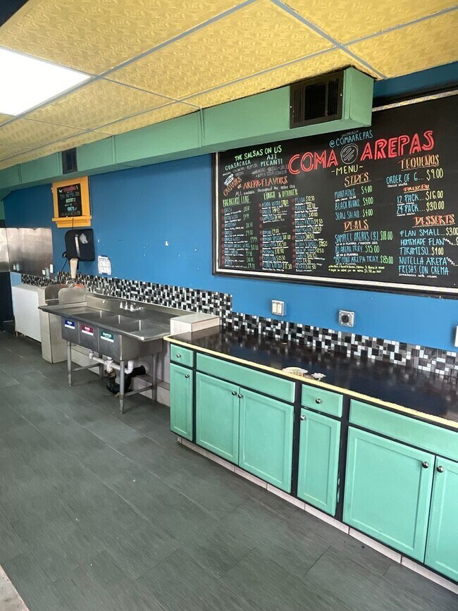 Building Photo - Commercial Space w/ Kitchen on Maple St