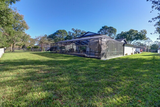 Building Photo - Fully Furnished 4-Bedroom Pool Home with Golf Course Views in Northdale