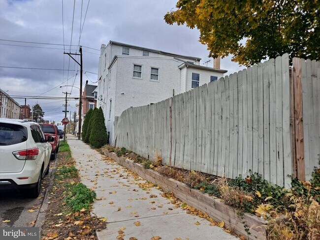 Building Photo - 1100 Green St