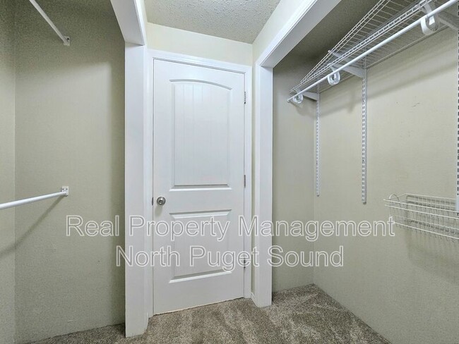 Building Photo - 8432 45th Dr NE