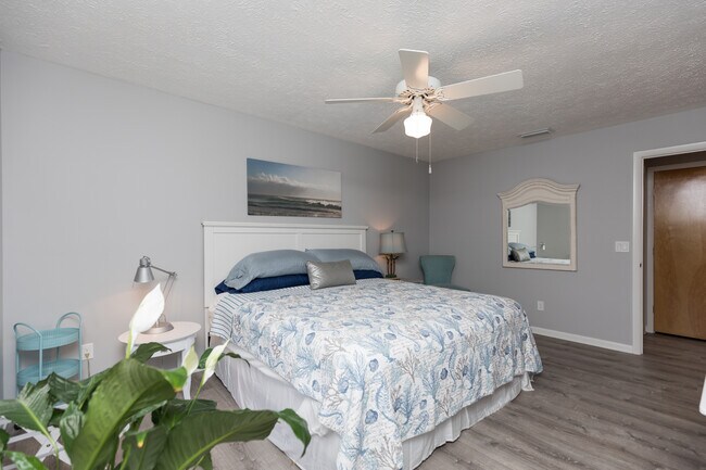 2nd bedroom with king - 208 C St