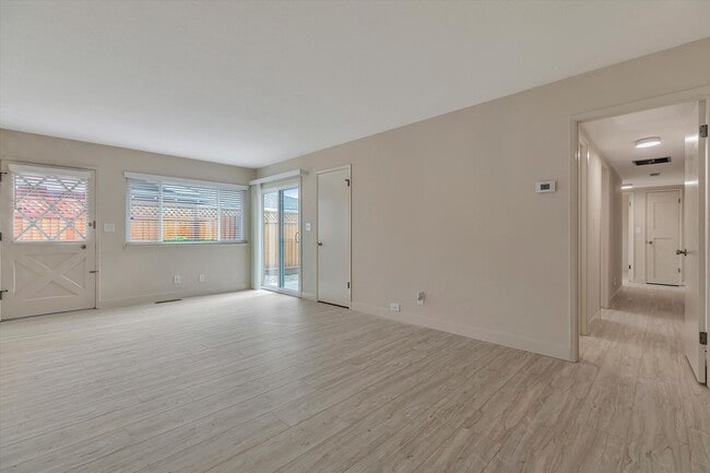 Building Photo - Duplex with 1.5 Bath and One Car Garage