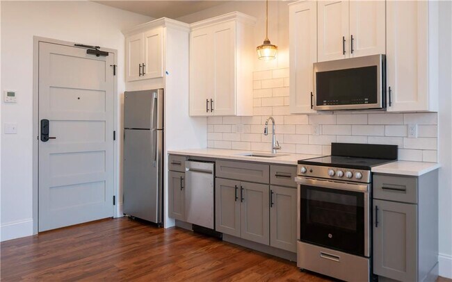 Building Photo - 15 Cranston Ave